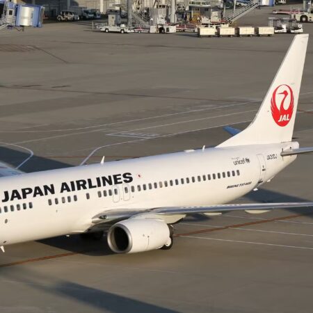 Japan Airlines Boeing 737-800 Suffers Burst Tire On Landing At Kagoshima